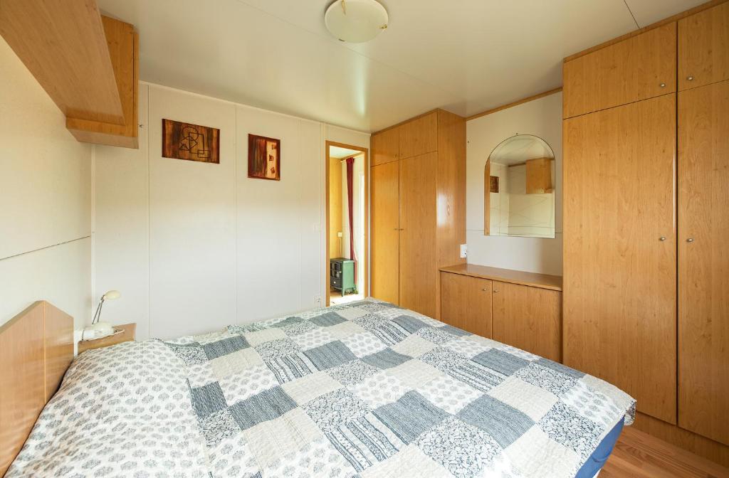 San Juan de la RamblaCasa Lanzarote的一间卧室配有一张带蓝色和白色被子的床