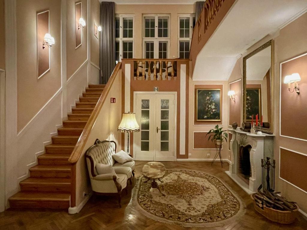 波乌琴-兹德鲁伊Villa ANSER的客厅设有楼梯、椅子和桌子