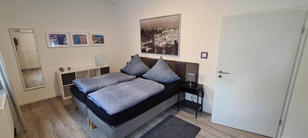 巴特萨尔茨乌夫伦Appartement Lavendel, Ferienwohnung mit eigenem Eingang wie ein kleines Haus的一间卧室配有一张带蓝色枕头的床。
