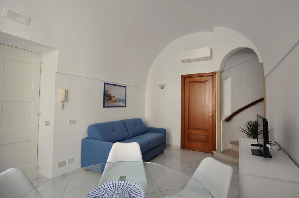 米诺利La Piazzetta by Amalfi Dreams的客厅配有蓝色的沙发和桌子