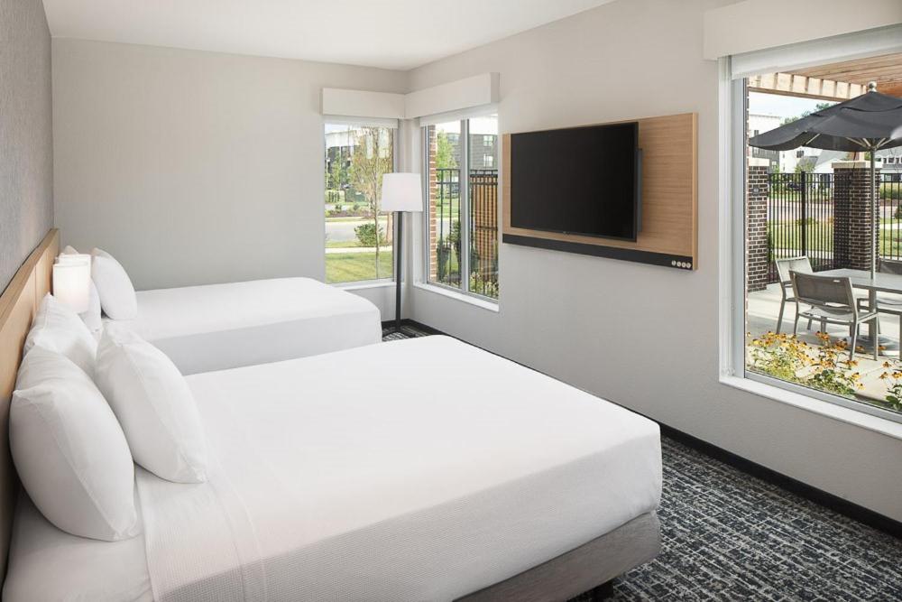 默夫里斯伯勒Hyatt Place Murfreesboro的酒店客房设有两张床和一台平面电视。