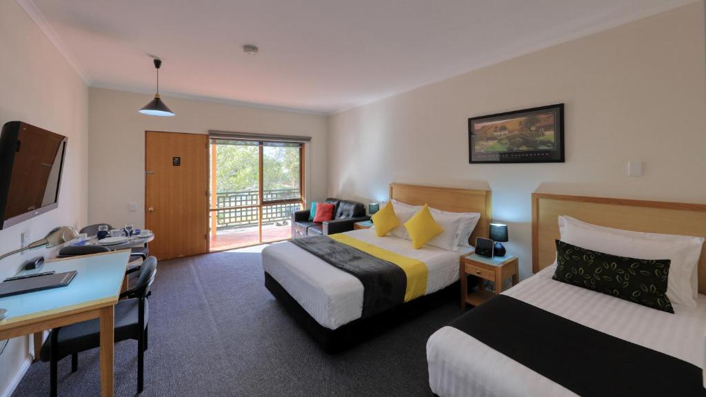 天鹅山Comfort Inn Lady Augusta的酒店客房配有两张床和一张书桌
