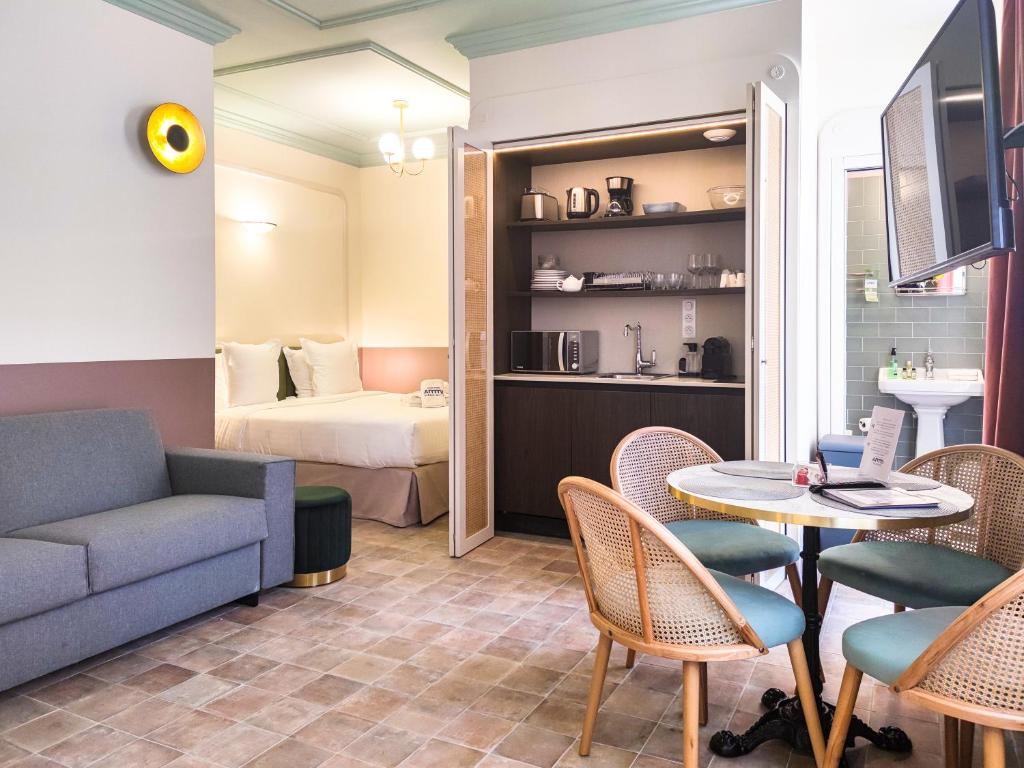 尼斯Aparthotel AMMI Vieux Nice的客厅配有沙发和桌子