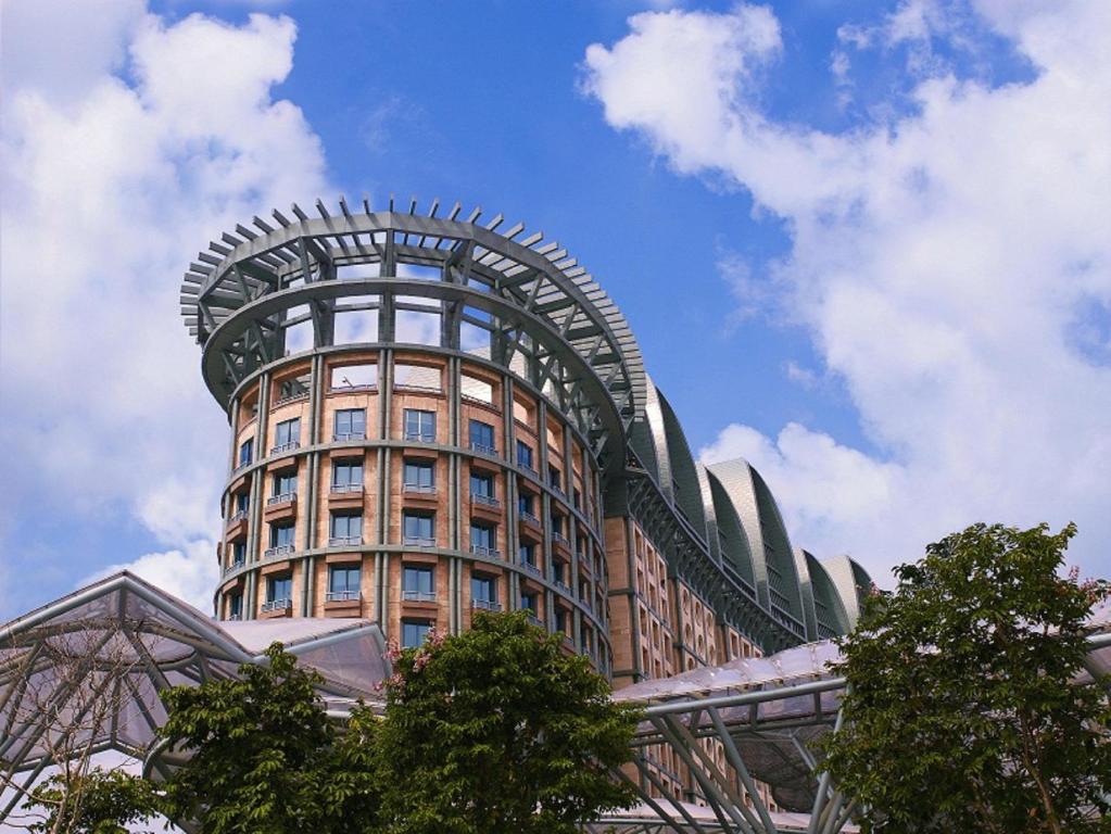 新加坡Resorts World Sentosa - Hotel Michael的一座高大的建筑,上面有一个圆顶