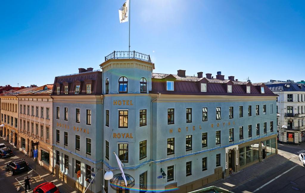 哥德堡皇家酒店的一座大建筑,上面有旗帜