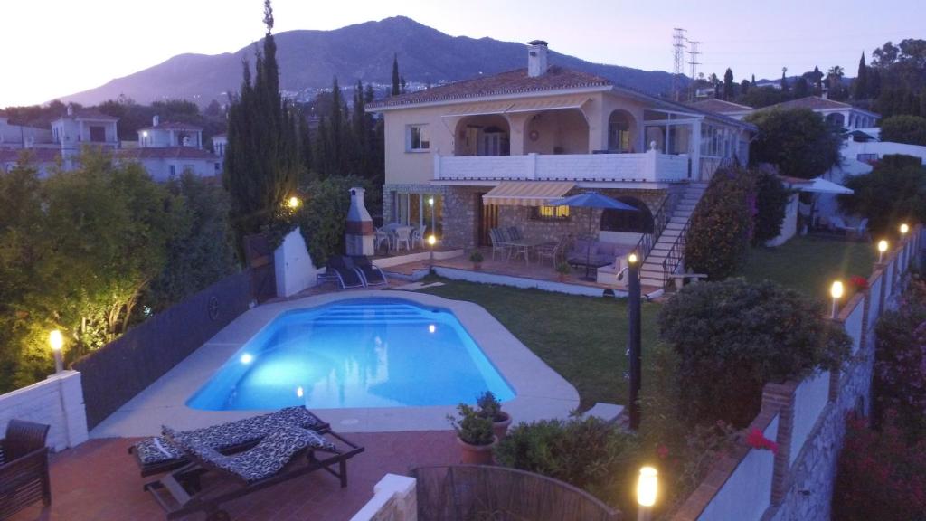 米哈斯Casa Ladera的别墅前设有游泳池