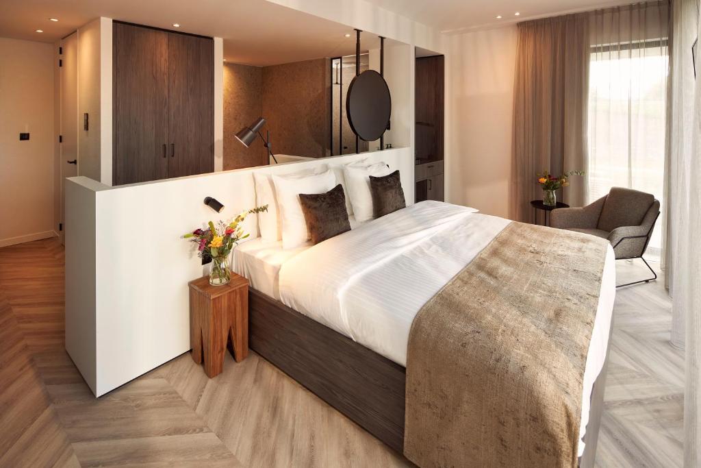 贝弗伦比夫兰凡德瓦克酒店的一间卧室,卧室内配有一张大床