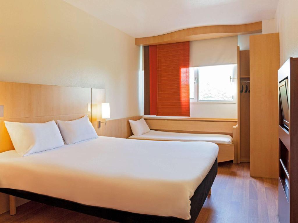 让蒂伊巴黎广场宜必思酒店的酒店客房设有两张床和窗户。