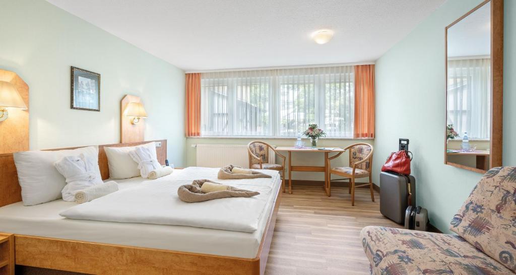 奥伯霍夫Hotel Thüringenschanze的酒店客房配有一张床铺和一张桌子。