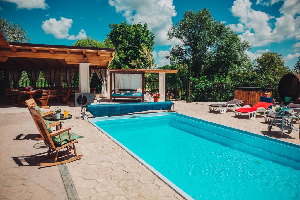 吉勒乌Casa Ryana Gilau的庭院内的游泳池,带庭院