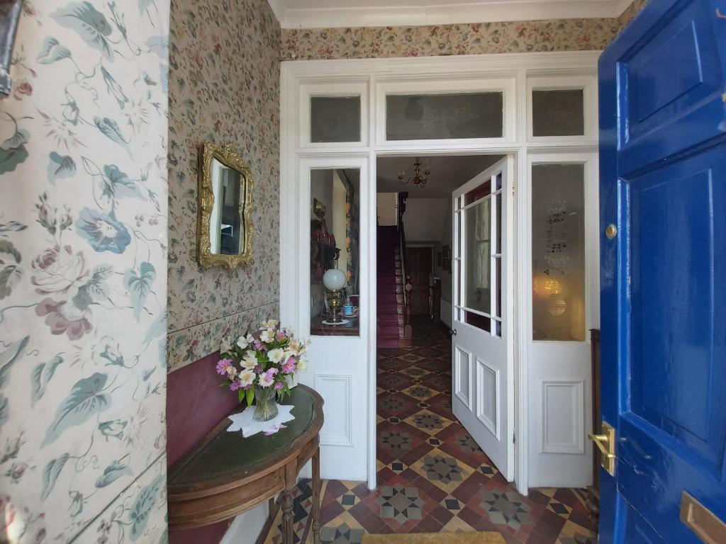 特鲁罗菲尔丁住宿加早餐旅馆的一条带蓝色门和花瓶的走廊