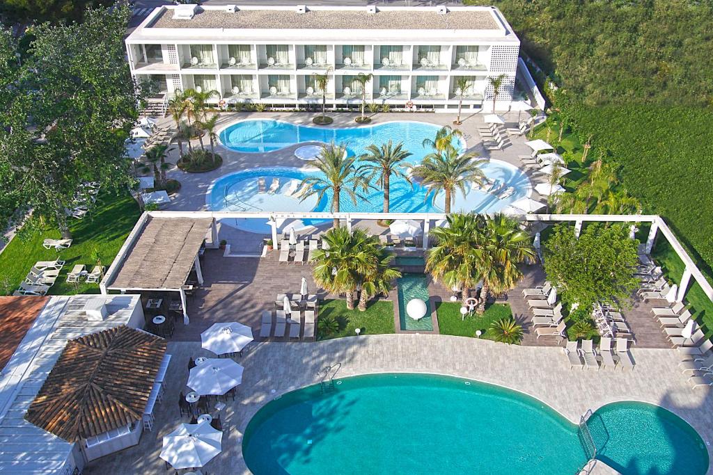 帕尔马海滩BG Caballero的享有酒店空中景致,设有2个游泳池