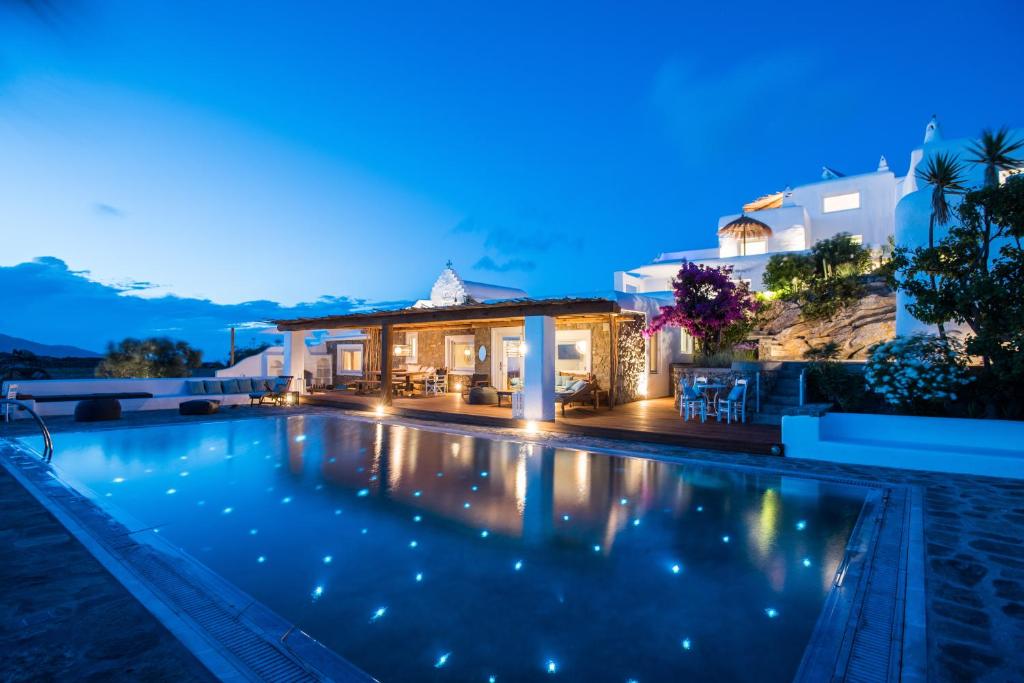 米克诺斯城9 Islands Suites Mykonos的夜间带游泳池的别墅