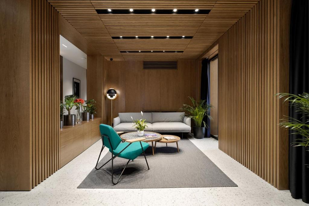 贝尔格莱德Dominic Smart & Luxury Suites - Edition的客厅配有沙发和桌子