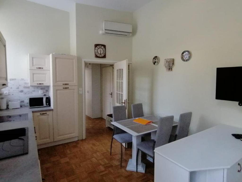 罗加斯卡斯拉提纳Vila Rogashka One Bedroom Apartment的厨房以及带桌椅的用餐室。