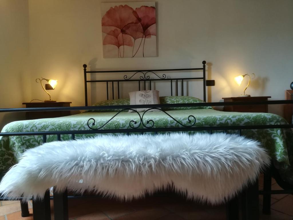 贝韦里诺La Casa Del Borgo的一张带白色长凳的黑色床架