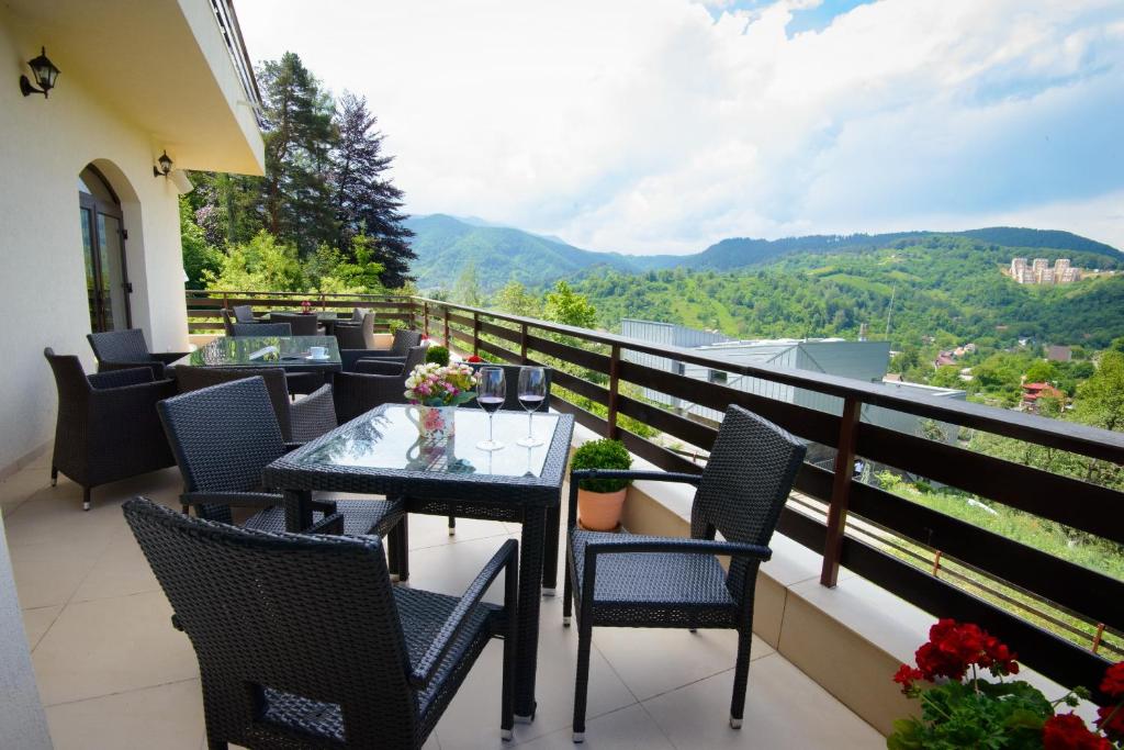 布拉索夫盆苏尼托斯卡纳旅馆的阳台配有桌椅,享有山景。