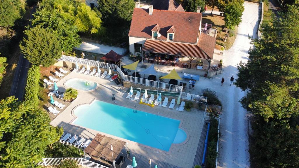 萨尔拉拉卡内达邓根图洛莱斯小屋酒店的享有带游泳池的房屋的空中景致