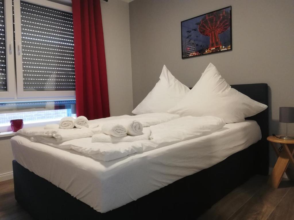 弗希塔Ferienwohnung am Welper-Wald-Vechta-Süd的一张带白色床单和毛巾的床