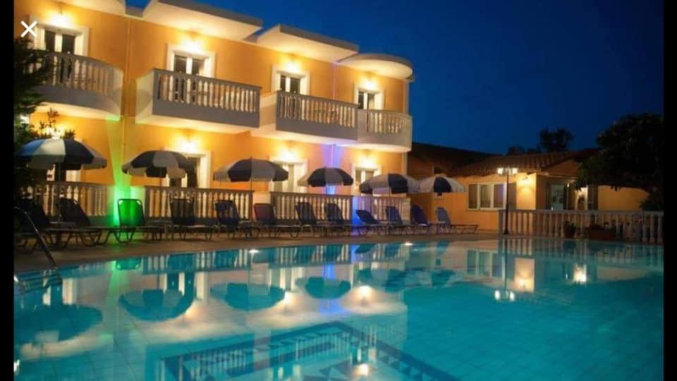 蒂锡利维Daphne Studios的夜间设有游泳池的酒店