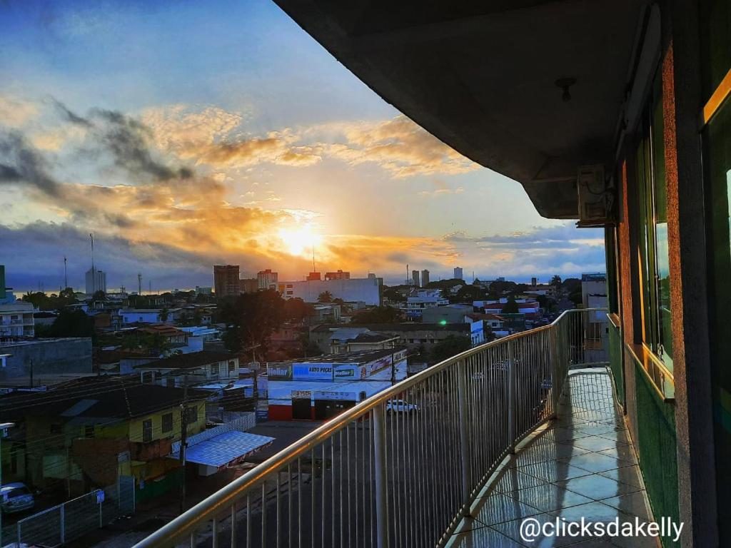 马卡帕美斯酒店的日落时分从城市阳台上欣赏到美景