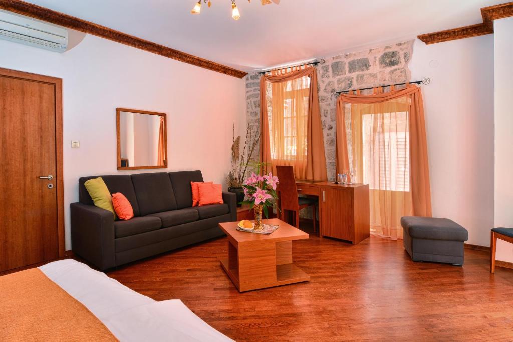 赫瓦尔诺拉赫瓦尔别墅酒店的客厅配有沙发和桌子