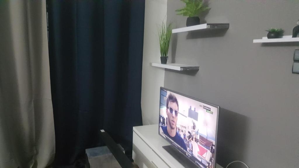 科托努PARADISE 2的平面电视坐在一个房间里