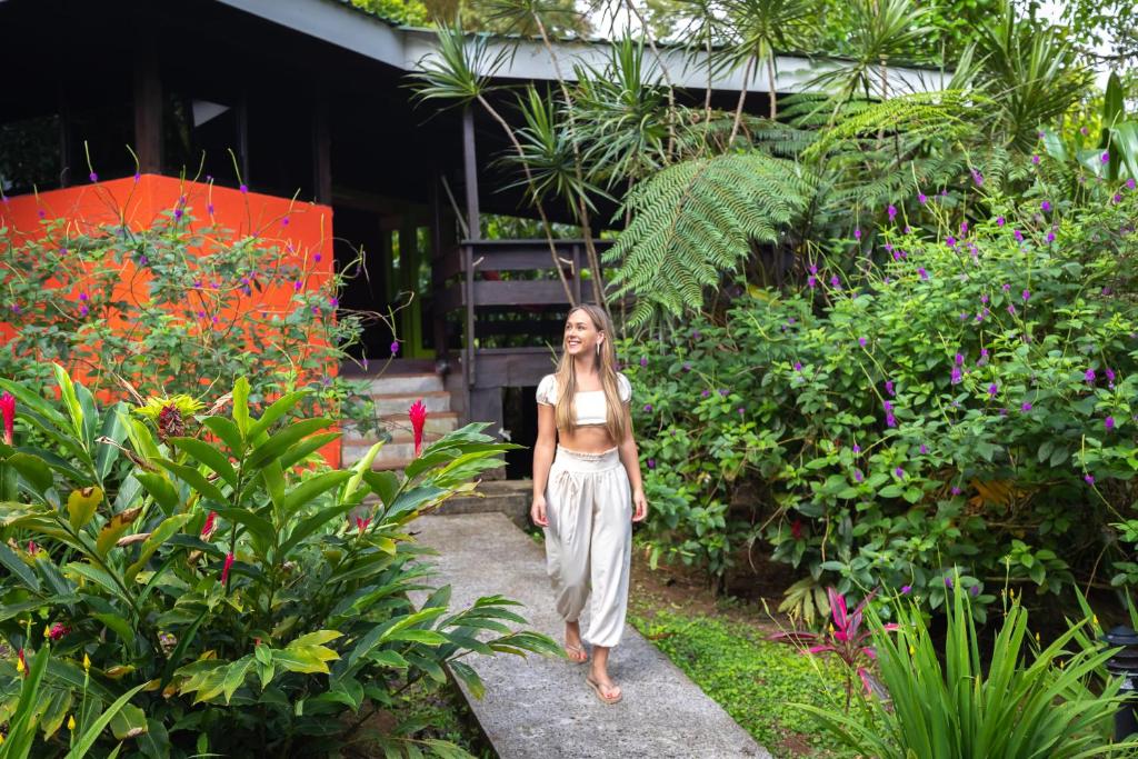 Chachagua Rainforest Hotel &amp; Hot Springs外面的花园
