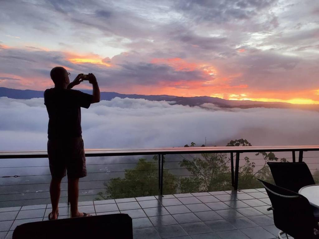 图里亚尔瓦Volare的一个人从阳台上拍下日落的照片