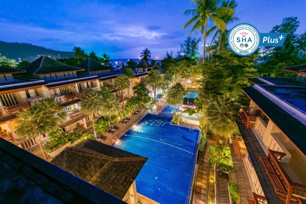 涛岛涛岛蒙特拉度假酒店的享有度假村游泳池的空中景致
