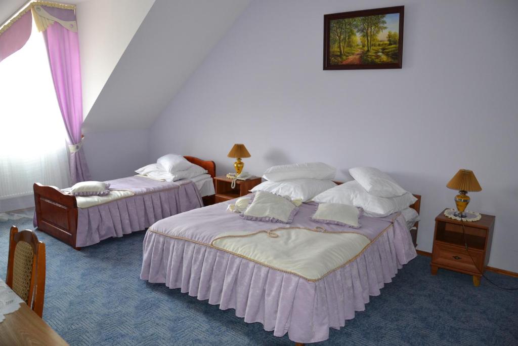 KholmokKruiz Motel的酒店客房设有两张床和窗户。