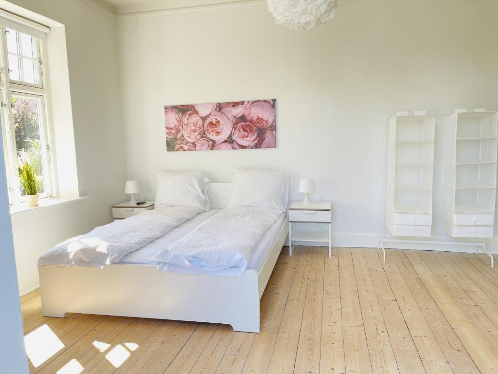 奥尔堡aday - City Central Mansion - 1 Bedroom with big terrace的白色卧室配有一张床,墙上挂着一幅画