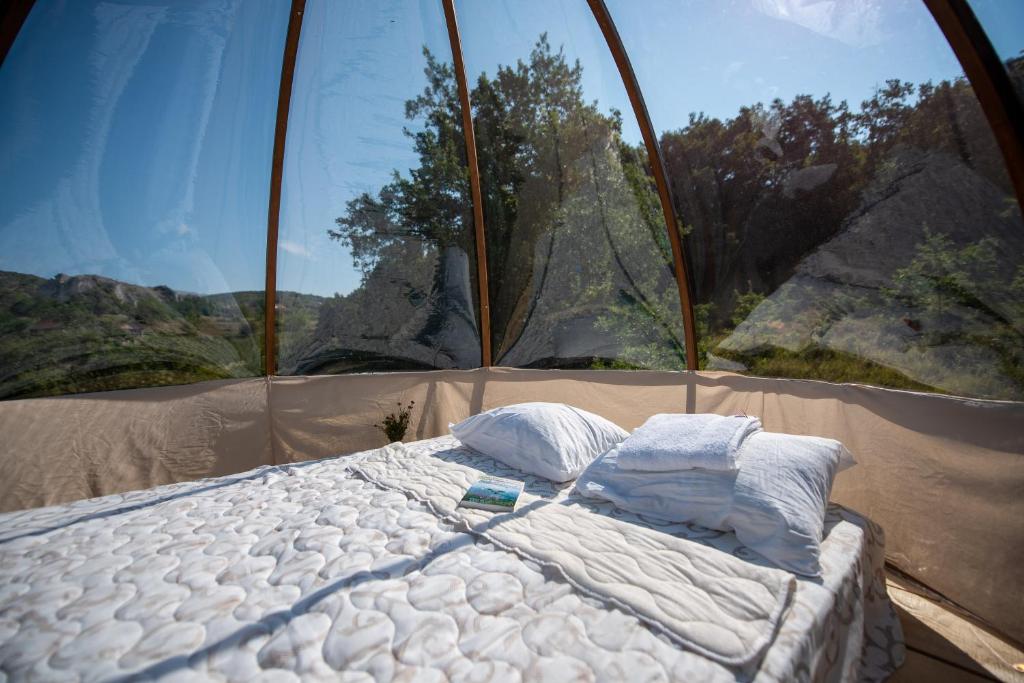 VrmdžaRtanj hotel sa 1000 zvezdica 2的窗前帐篷内的一张床位