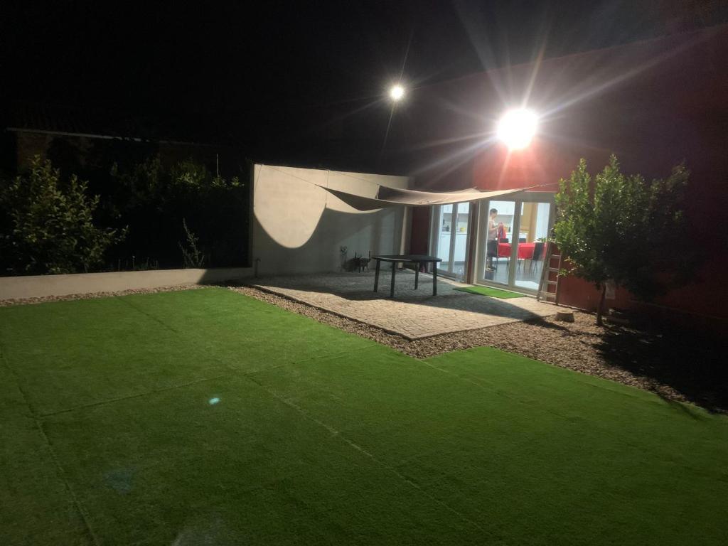 佩纳科瓦LMB Alojamento local的夜间带绿色草坪的后院