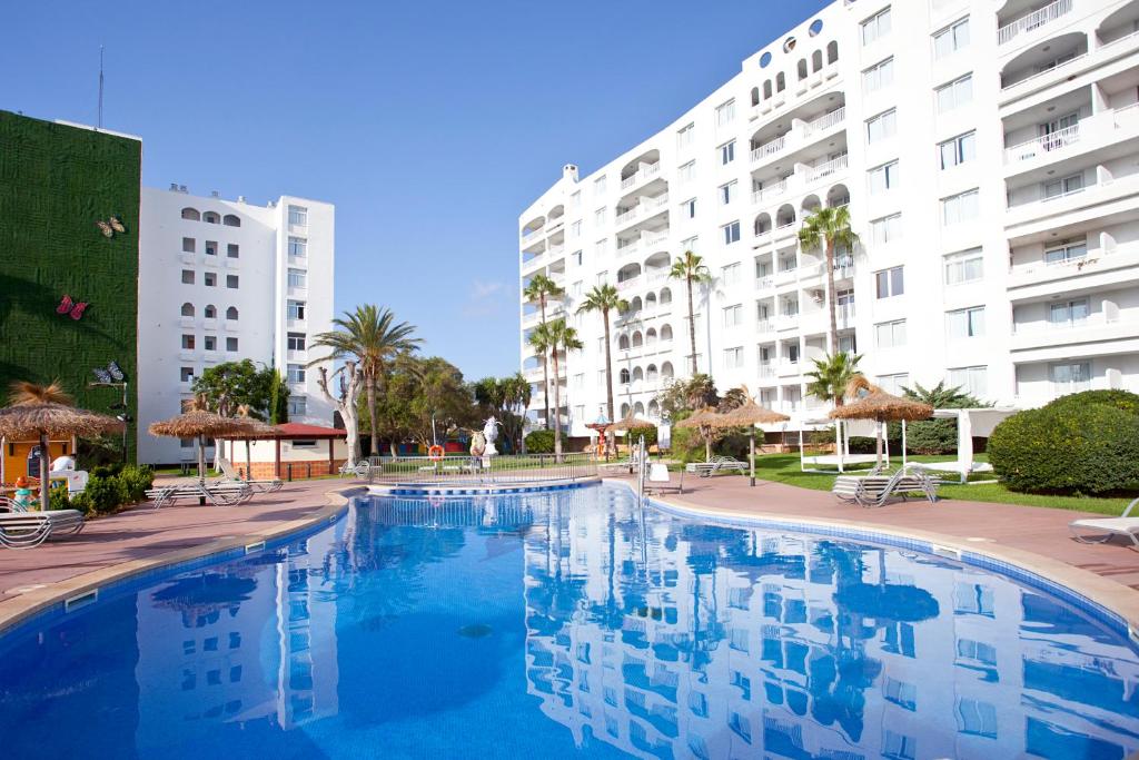卡拉斯马略卡HYB尤若卡拉斯酒店的一座大型游泳池,位于部分建筑前