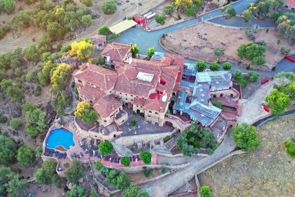 AlmendralHotel Monasterio de Rocamador的享有大房子空中美景,设有庭院