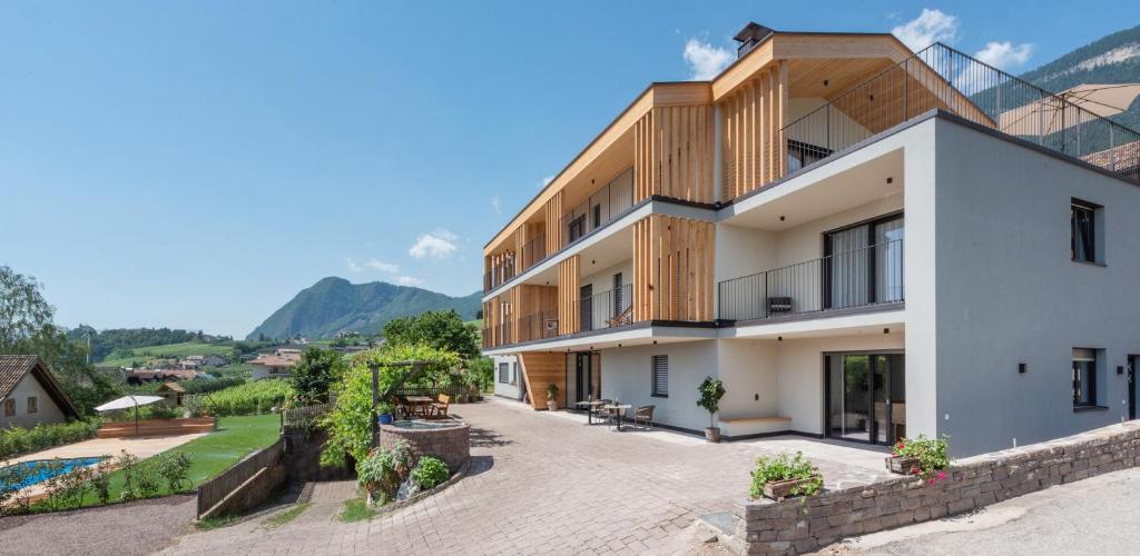 阿皮亚诺苏拉斯特拉达Villa Montis的公寓大楼设有带天井的阳台
