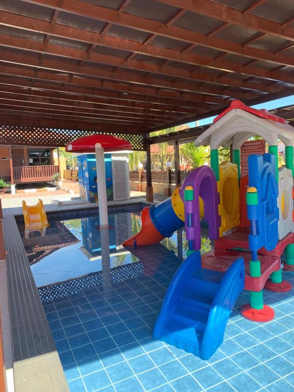 瓜拉丁加奴D'Razna Chalet Pantai Seberang Takir的一个带滑梯和游戏设备的游乐场的游泳池