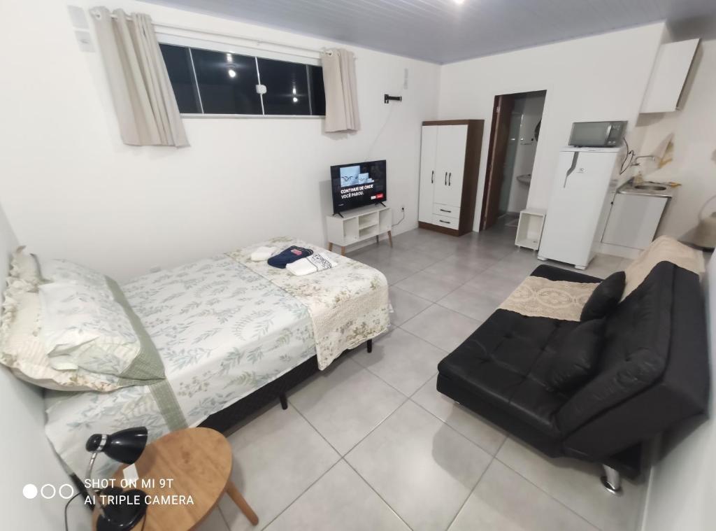 弗洛里亚诺波利斯Casa em Florianópolis的客房享有带一张床和椅子的客房的景致。