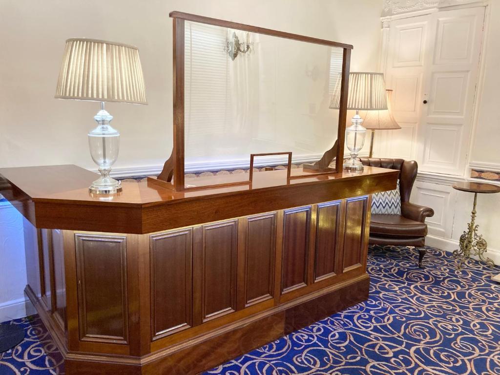 都柏林德格瓦罗酒店的客房内的梳妆台和镜子