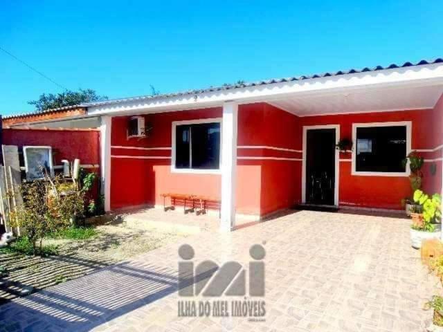 巴拉那州蓬塔尔Casa 3 quartos的红色的房子前面设有庭院