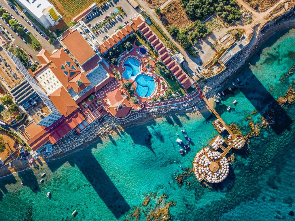 法马古斯塔Salamis Bay Conti Hotel Resort & SPA & Casino的度假村水景