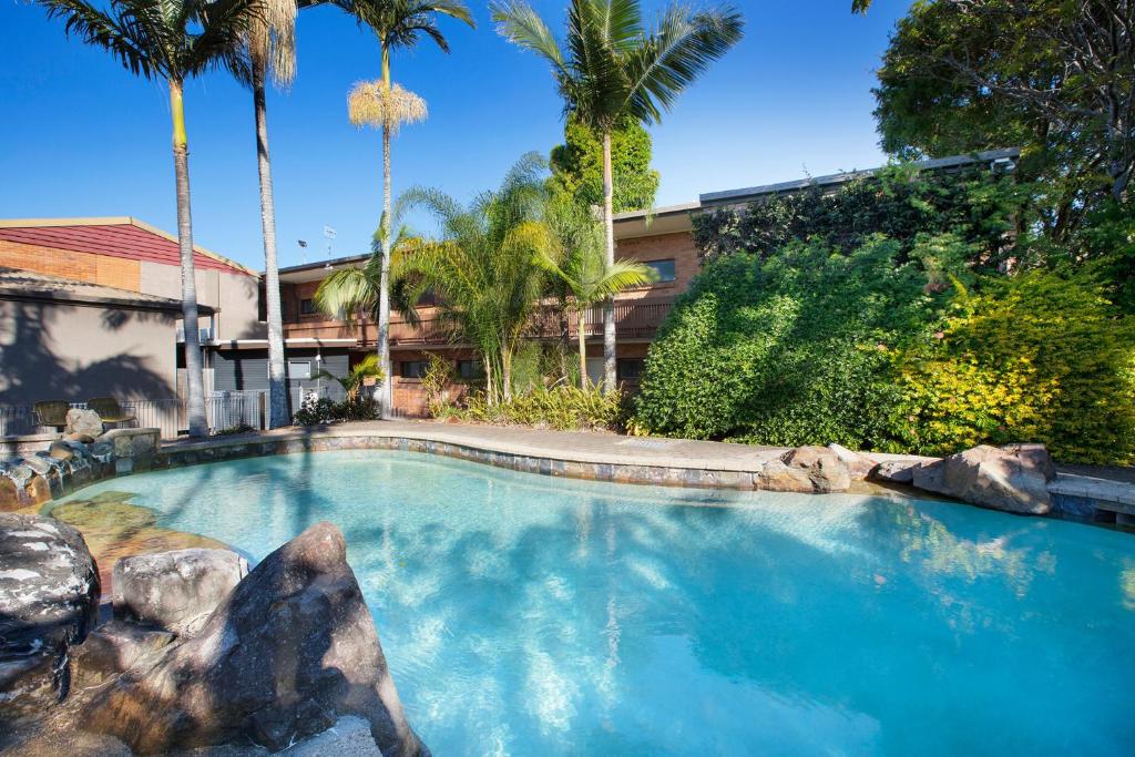 努萨维尔努萨别墅酒店的庭院内棕榈树游泳池