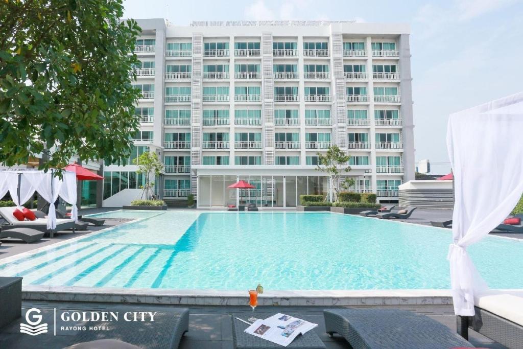 Golden City Rayong Hotel - SHA Extra Plus Certified内部或周边的泳池