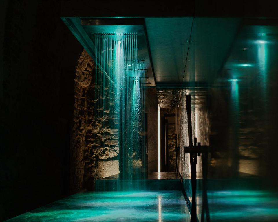 克拉科夫罗萨博得酒店的大楼内带蓝色灯光的暗走廊