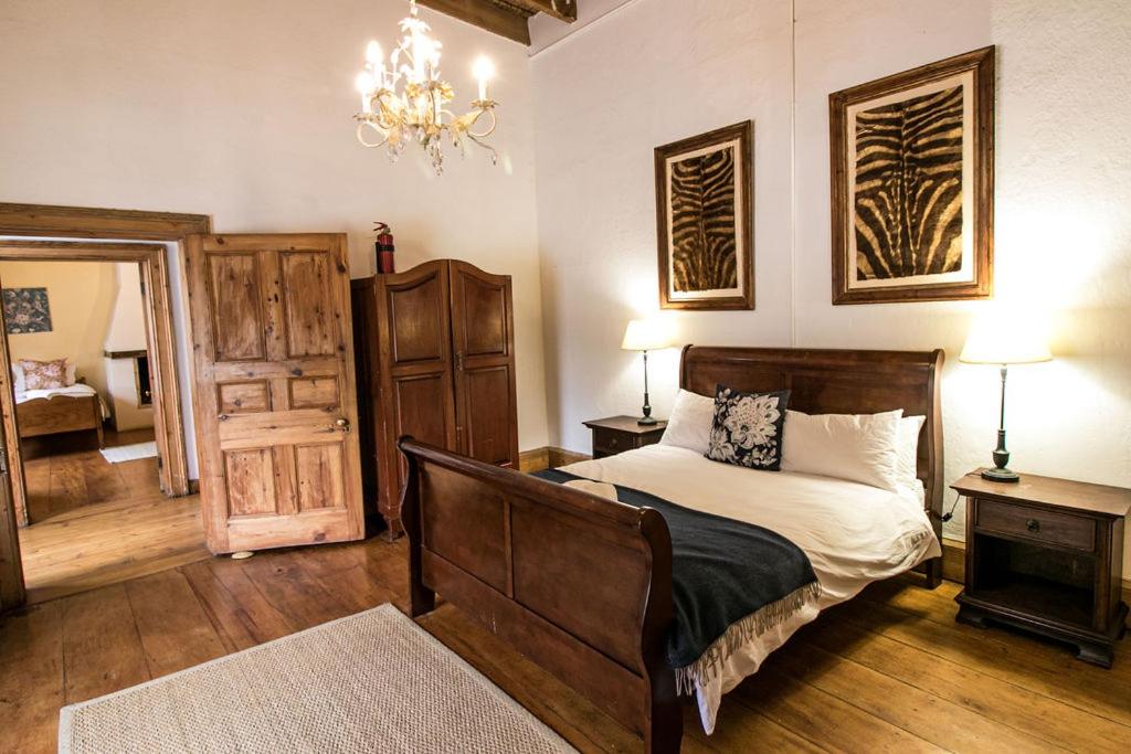 格拉夫-里内特Garden House的一间卧室配有一张床和一个吊灯