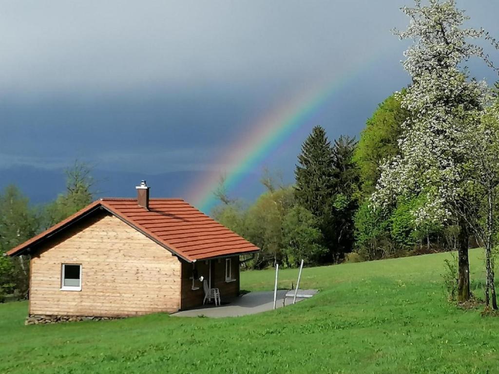 SchöfwegWild Life Ranch的一座有彩虹的房屋