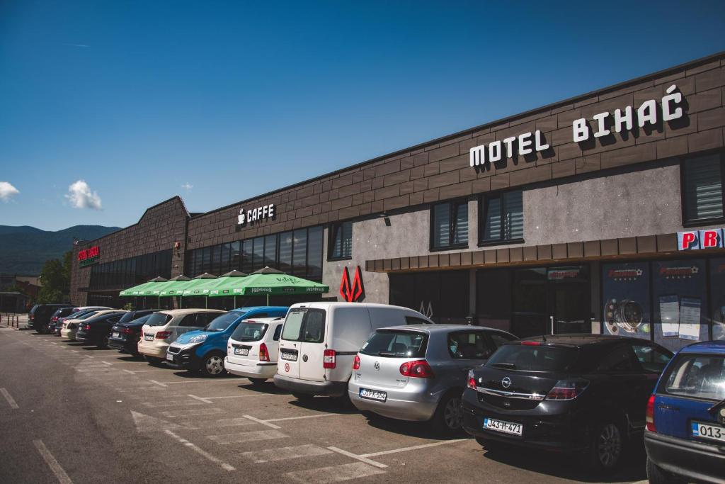 比哈奇Motel Bihać的停在大楼前的一排汽车
