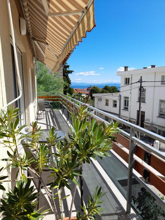 洛夫兰Apartments Orange Lovran的享有建筑景致的阳台