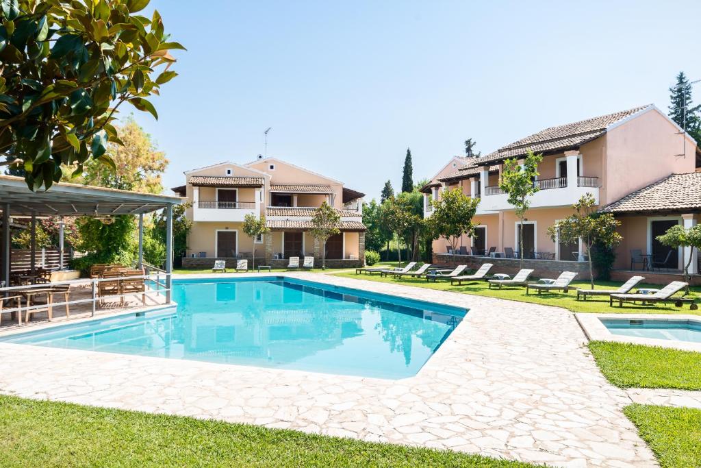科孚镇福丽科孚酒店式公寓的一座房子后院的游泳池